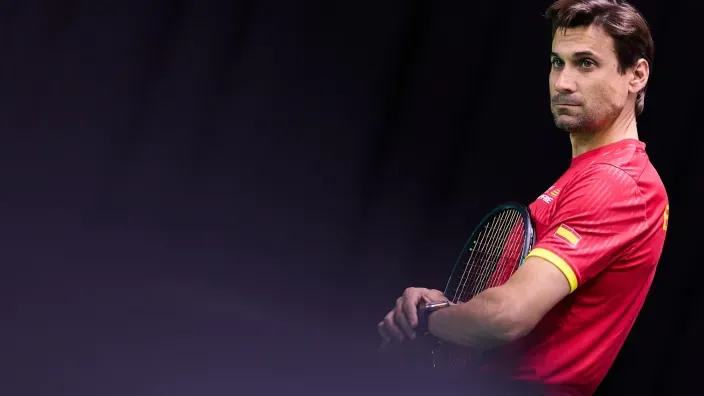 David Ferrer, entrenador del equipo de Davis de España, observa atentamente lo que pasa en la pista con la raqueta en la mano.