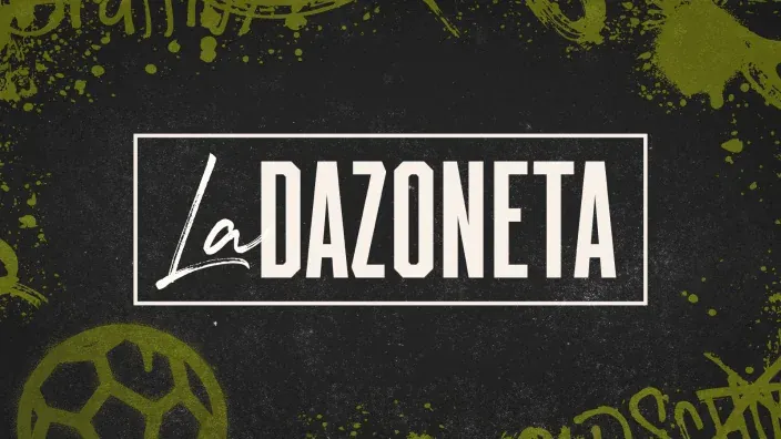 Logotipo oficial del programa de fútbol La Dazoneta de DAZN sobre fondo urbano.