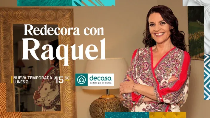 Raquel Regueras, presentadora del programa Redecora con Raquel, del canal Decasa posando en salón.