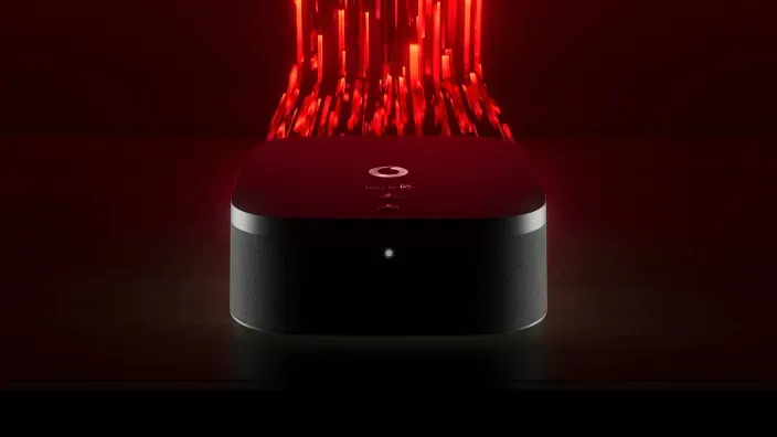 Decodificador de Vodafone TV iluminado por un efecto visual de luz roja que representa la transmisión de datos.