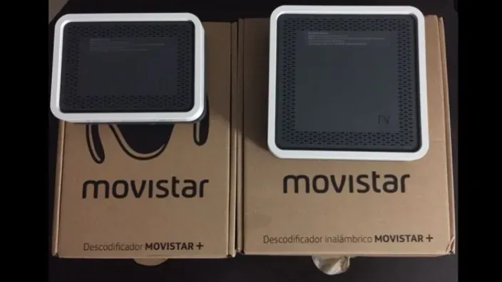 Descodificador Movistar HD WiFi junto al router para disfrutar de contenidos de televisión digital y fibra óptica en casa.