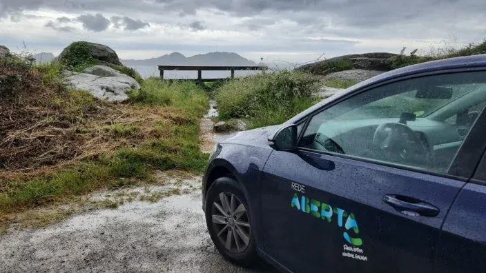 Coche de la empresa Rede Aberta llevando la fibra óptica a zonas rurales de Galicia. Conexión a internet en el rural.