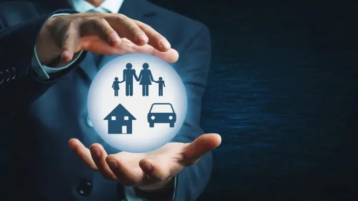 Concepto de seguro integral: protección de familia, hogar y coche bajo la supervisión de un asesor profesional.