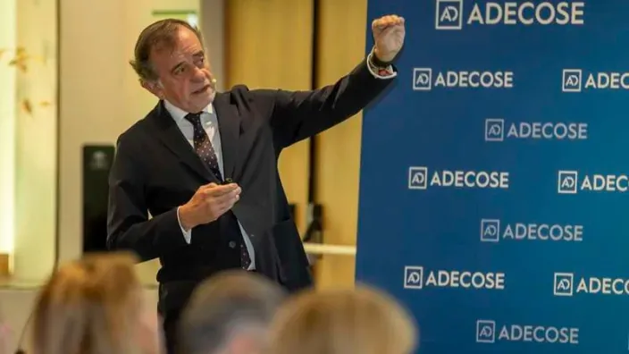 Ponente profesional interviniendo en un evento de ADECOSE para el sector asegurador.