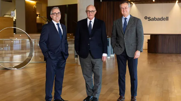 Directivos de Banco Sabadell posan en la sede corporativa del grupo.
