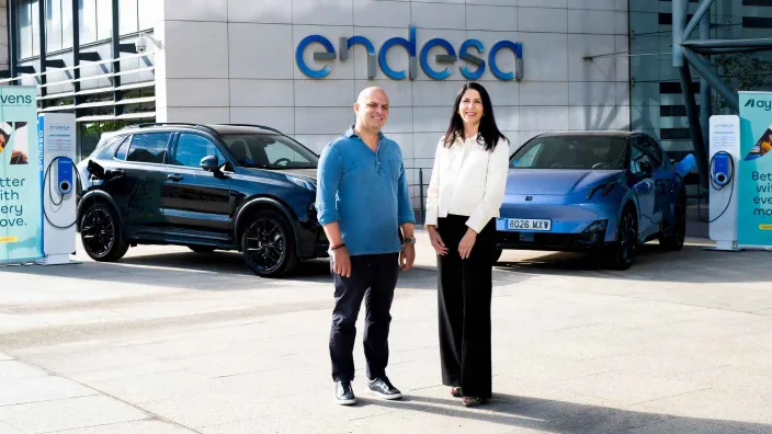 Directivos de Endesa y Ayvens tras su acuerdo para impulsar el renting de coches eléctricos y la recarga.