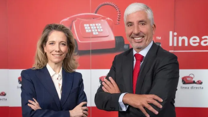 Patricia Ayuela y Alfonso Carrascosa, directivos de Línea Directa Aseguradora, en un retrato corporativo.
