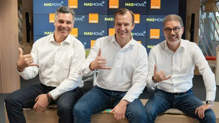 Equipo directivo de MásOrange posando tras la fusión de Orange y MásMóvil en un entorno corporativo.