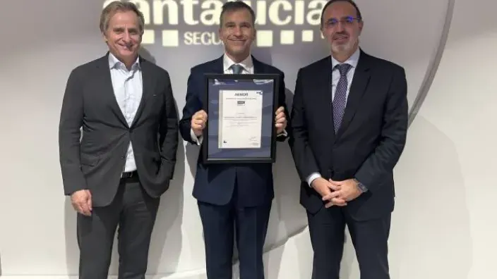 Directivos de Santalucía recibiendo el certificado AENOR de Sistema de Gestión de Compliance Penal.