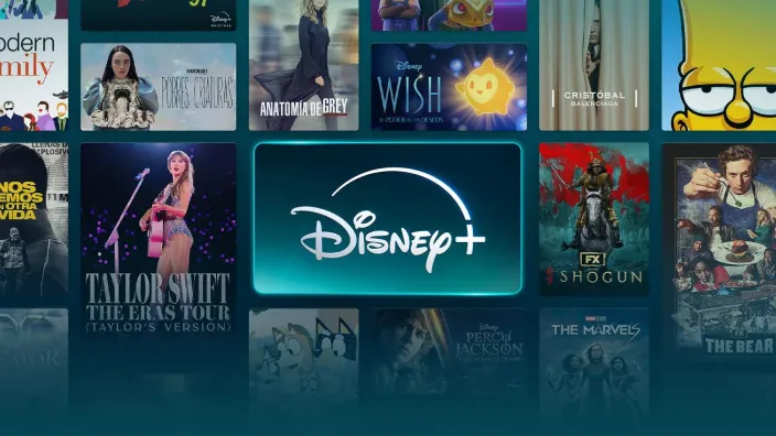 Interfaz del catálogo de Disney+ con el logo en el centro y las carátulas de series y películas como Shogun o Taylor Swift: The Eras Tour.