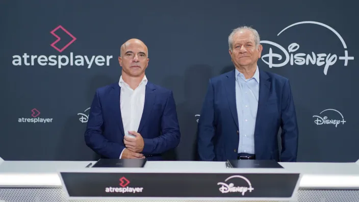 José Antonio Antón y Simon Amselem, directivos de Atresmedia y Disney+ en la firma del acuerdo de colaboración entre ambas plataformas de streaming.