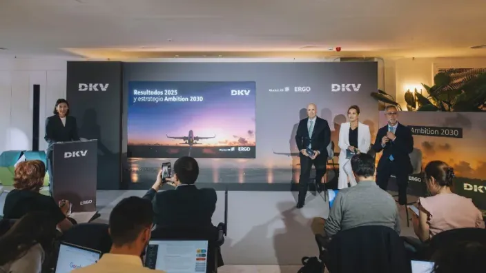 Presentación de resultados 2025 y estrategia Ambition 2030 de DKV Seguros en un evento corporativo.