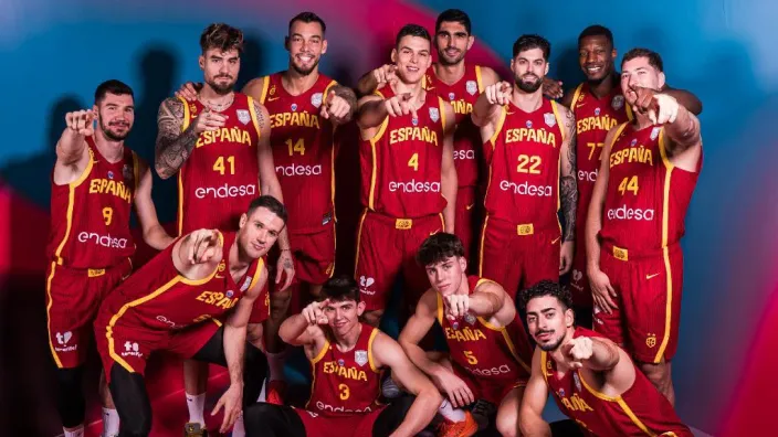 Foto de grupo de la selección española de baloncesto, La Familia, posando con su equipación roja antes de un campeonato.
