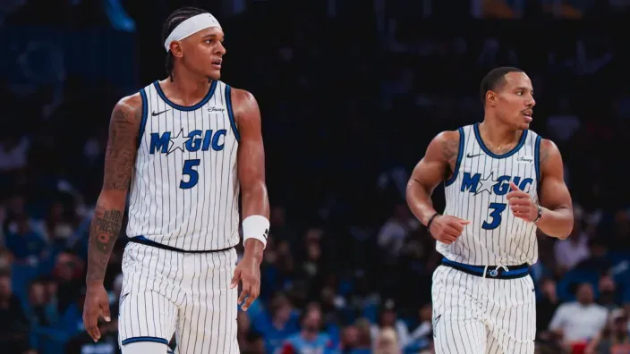Dos jugadores del equipo Orlando Magic tras una jugada en un partido de la NBA.