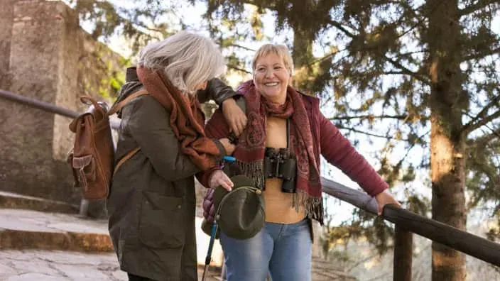 Dos mujeres de edad avanzada en un viaje sonrientes.