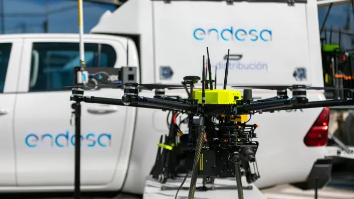 Dron de Endesa delante de una camioneta con el logotipo de la empresa