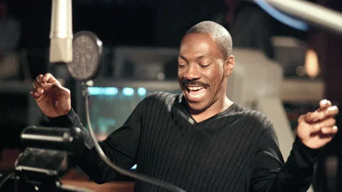 El actor Eddie Murphy grabando la voz del personaje Asno (Donkey) para la saga de películas de animación Shrek.