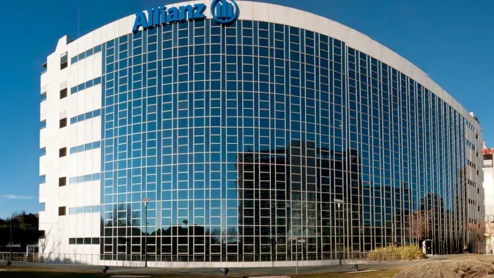 Fachada de cristal de la sede de Allianz Segurosen Madrid.