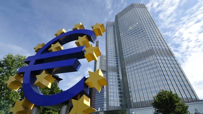 Escultura del símbolo del Euro frente a la sede del Banco Central Europeo.