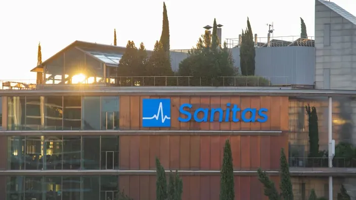 Edificio con el logotipo de Sanitas en la fachada