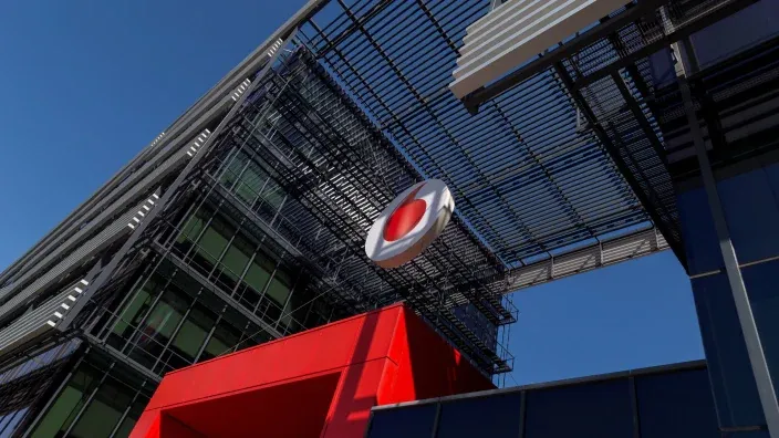 Edificio de Vodafone con el logotipo corporativo en la fachada