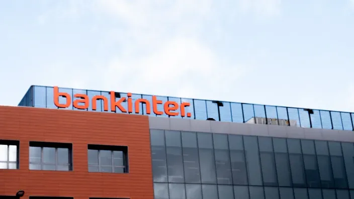Fachada del edificio corporativo de Bankinter con el logotipo visible en la parte superior