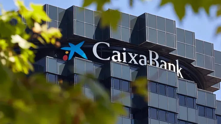 Fachada de un edificio con el logotipo de CaixaBank en la parte superior.