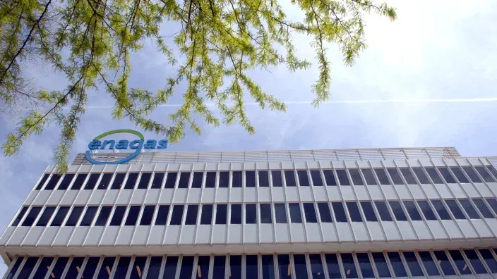 Fachada del edificio corporativo de Enagás vista desde el exterior con el logotipo en la parte superior.