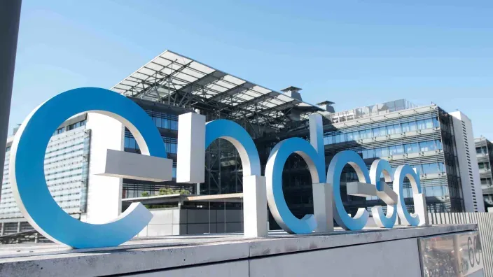 Fachada moderna del edificio corporativo de Endesa, con el logotipo azul visible en primer plano.