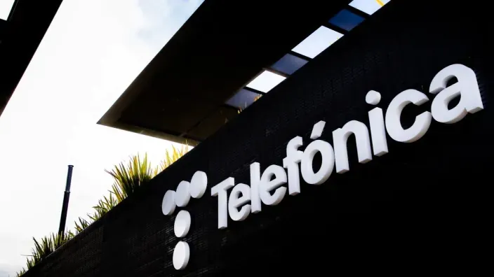 Fachada acristalada del edificio de Telefónica con el logotipo corporativo visible en la parte superior.