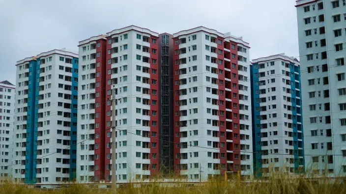 Vista de edificios residenciales de gran altura en una zona urbana.
