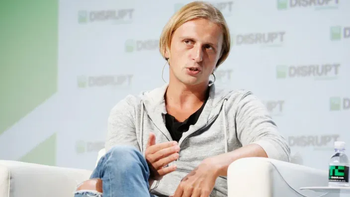 Nikolay Storonsky, CEO y fundador de Revolut, hablando en el evento TechCrunch Disrupt sobre banca digital.