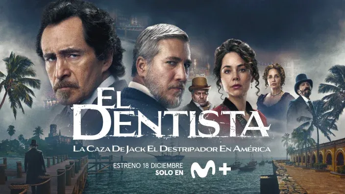 Póster promocional de El Dentista: La caza de Jack el Destripador en América, con los personajes principales posando frente a un paisaje portuario y el logo de Movistar Plus+.