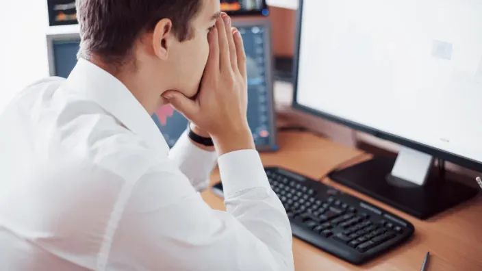 Inversor o trader preocupado por las pérdidas en la bolsa. Símbolo de la volatilidad del mercado de valores y el riesgo financiero.