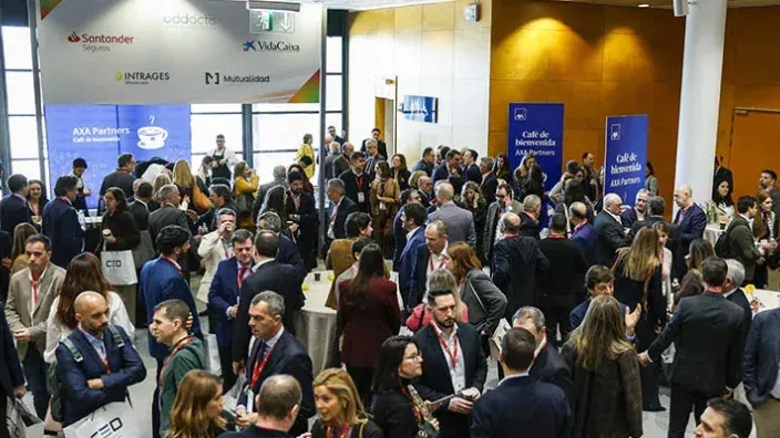 Profesionales del sector seguros en un evento de networking de AXA Partners y Santander Seguros para establecer alianzas.