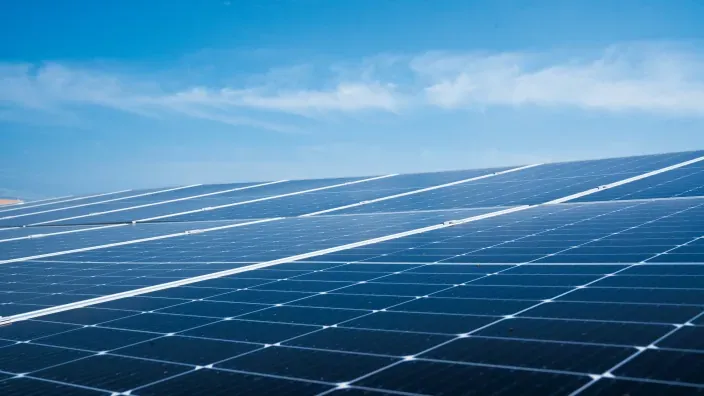 Paneles solares instalados para producir energía renovable.