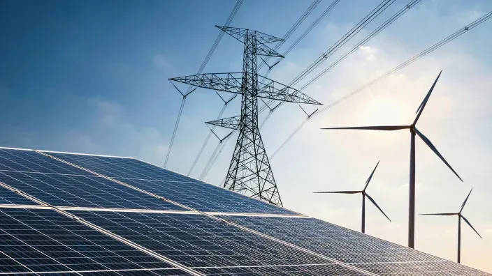 Paisaje de energías renovables con un panel solar, aerogeneradores eólicos y una torre de la red eléctrica bajo un sol brillante.