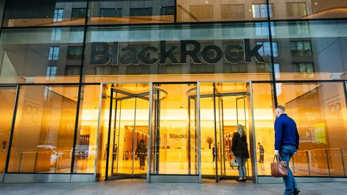 Entrada a las oficinas de BlackRock, la mayor gestora de fondos de inversión del mundo, en un edificio corporativo.