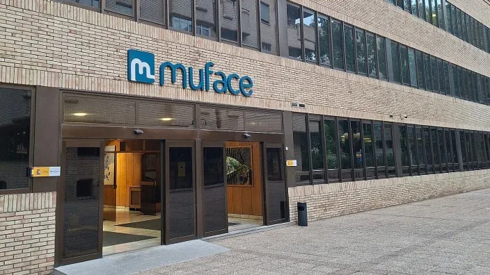 Fachada de una oficina de Muface, la Mutualidad General de Funcionarios Civiles del Estado, con su logo en la entrada.