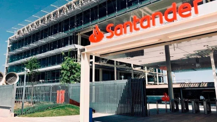 Entrada de la sede corporativa del Banco Santander con el logotipo rojo en la fachada