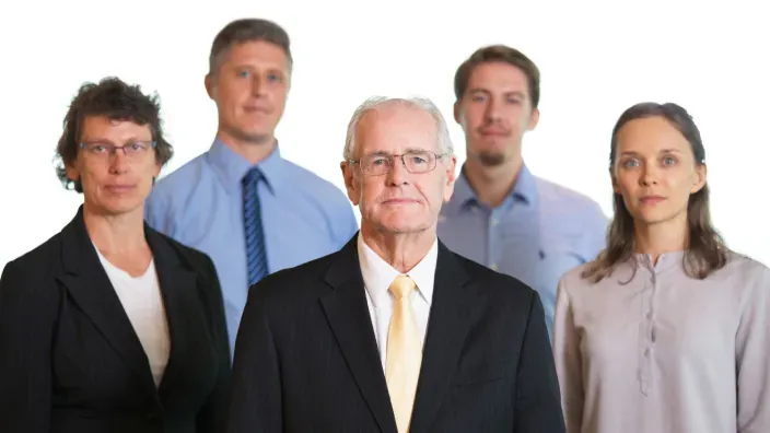 Equipo de profesionales que representa mayoría masculina en la empresa.