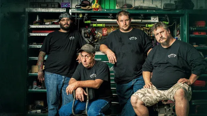 Equipo de mecánicos protagonistas del programa de motor Misfit Garage.