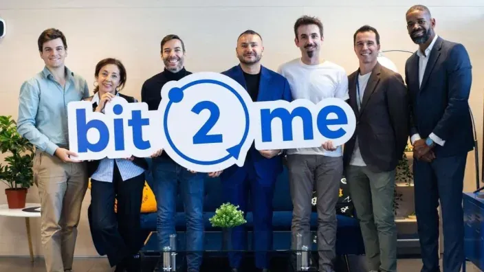 Equipos de Bankinter y Bit2me posando con logotipo corporativo.