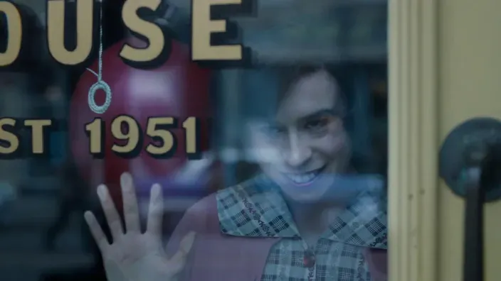 El terrorífico Pennywise, con una mirada y sonrisa malévola.