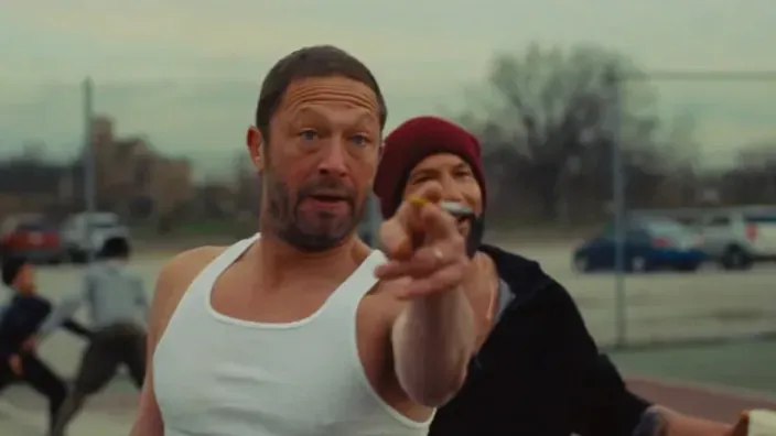 Escena del episodio Gary, la precuela especial de The Bear, con Richie y Mickey en la calle. 