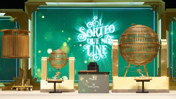 Escenario del Sorteo de Navidad con los bombos dorados y el lema El Sorteo que nos une.