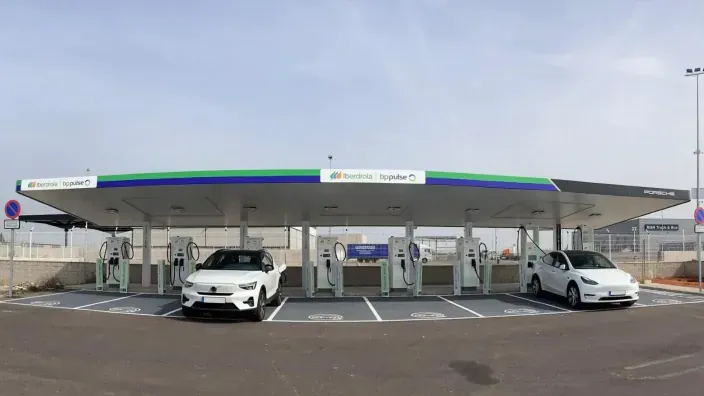 Estación de recarga de Iberdrola bp pulse con dos coches eléctricos aparcados