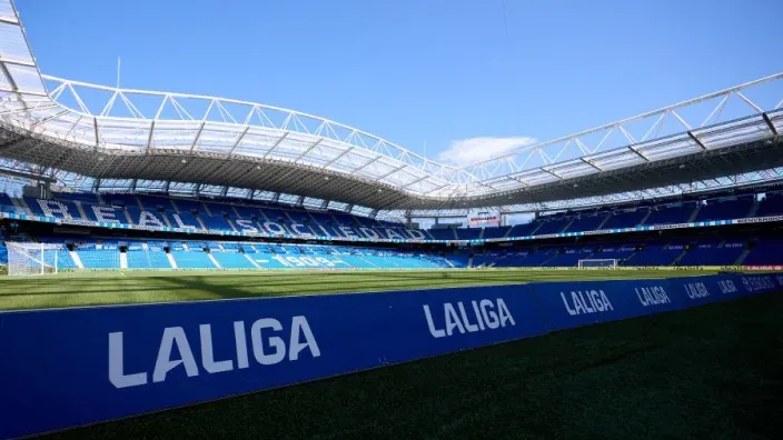 Vista del césped y las gradas del Reale Arena, el estadio de la Real Sociedad. Publicidad de LaLiga en primer plano.