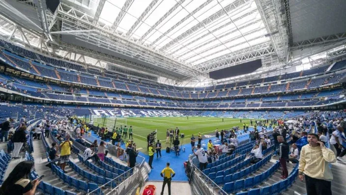 Estadio Santiago Bernabéu del Real Madrid lleno de aficionados antes de un partido de LaLiga. Vista de las gradas y el campo.