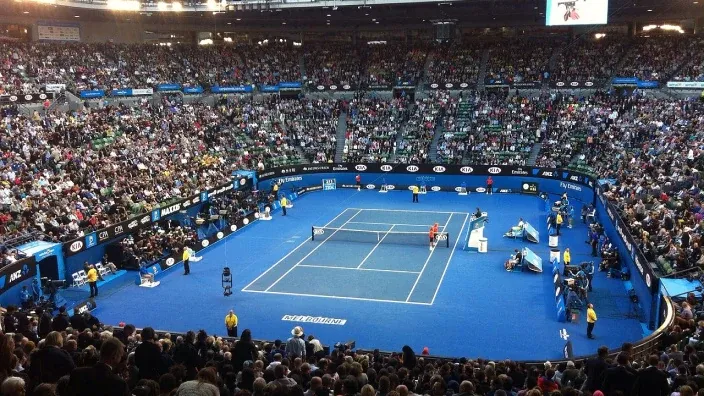 Vista general de un estadio del Open de Australia de tenis lleno de público.